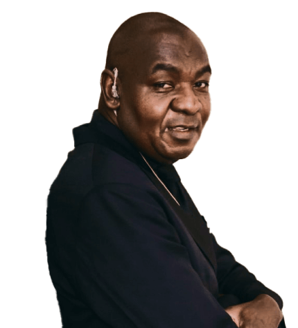 Segurança de perfil com os braços cruzados